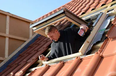 Pose de fenêtre de toit et velux par un couvreur à Saint-Maixant